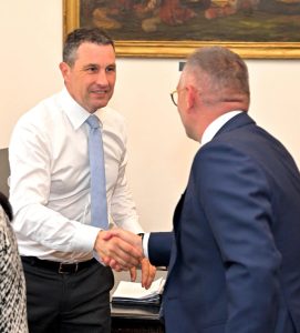 Ministrul interimar al Agriculturii, Tánczos Barna, dă mâna cu un reprezentant al sectorului suin în timpul unei întâlniri de lucru la Ministerul Agriculturii.