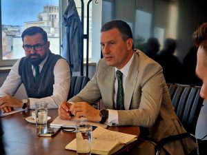 Ministrul interimar al Agriculturii, Tánczos Barna, și directorul general al AFIR, Adrian Chesnoiu, discutând prioritățile de finanțare în cadrul unei întâlniri de lucru la sediul AFIR.