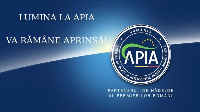 Logo APIA pe fundal albastru cu textul Lumina la APIA va rămâne aprinsă, simbolizând transparența în fața fermierilor.