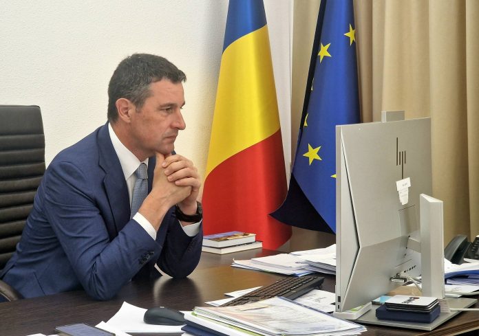 Ministrul interimar al Agriculturii, Tánczos Barna, la birou în cadrul ministerului, analizând măsurile de sprijin pentru fermieri.