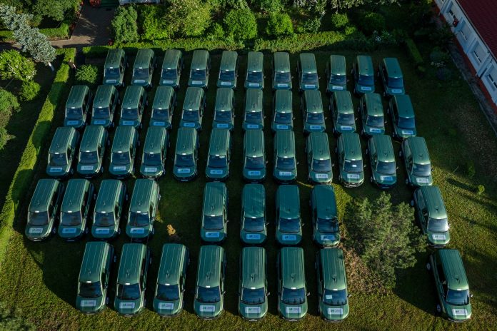 Vedere aeriană cu flota de 52 de autoutilitare și laboratoare mobile ale Autorității Naționale Fitosanitare aliniate în curtea instituției.