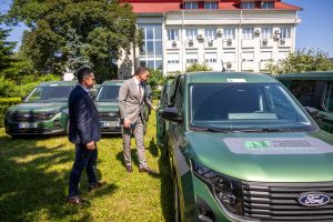 Ministrul interimar al Agriculturii Tánczos Barna verifică noile autoutilitare și laboratoare mobile primite de Autoritatea Națională Fitosanitară prin Programul RAPID.