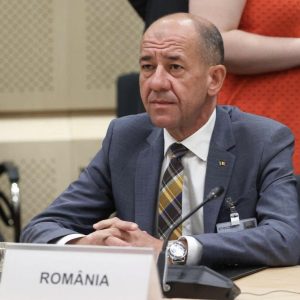 Fotografie cu Adrian Pintea, directorul general al APIA, aflat la o masă de conferință cu mențiunea România.