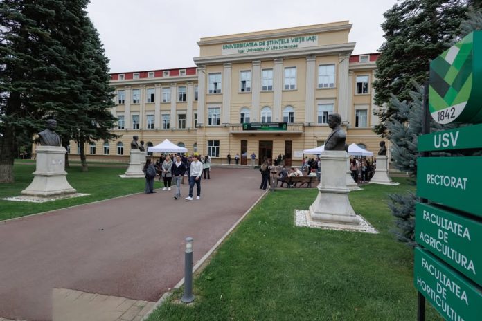 Fațada principală a clădirii Rectoratului Universității de Științele Vieții Ion Ionescu de la Brad din Iași în timpul unei perioade de înscrieri.