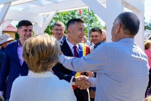Primarul din Plugari dă mâna cu localnicii la inaugurarea spațiului pentru producători locali din Iași.