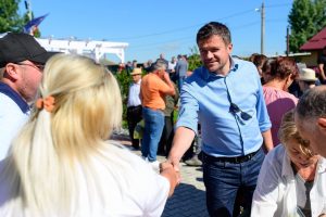 Președintele CJ Costel Alexe la deschiderea pieței dedicate pentru producători locali din Iași.