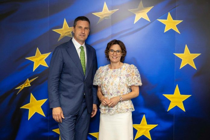 Ministrul mediului din Romania si comisarul european Jessika Roswall discuta despre populatia de ursi din Romania la Bruxelles