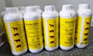 Recipiente de plastic cu insecticid toxic confiscate de polițiștii de frontieră în urma unei tentative de contrabandă cu insecticid la Albița