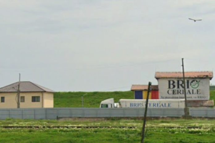 Imagine exterioară a unui complex logistic de cereale cu inscripția 