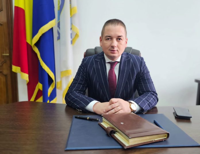 Alexandru Bociu președintele ANSVSA la biroul oficial în fața steagului României
