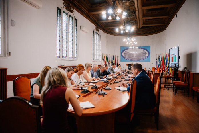 Sala de consiliu de la Ministerul Agriculturii în timpul analizelor privind campania de recoltare și irigații