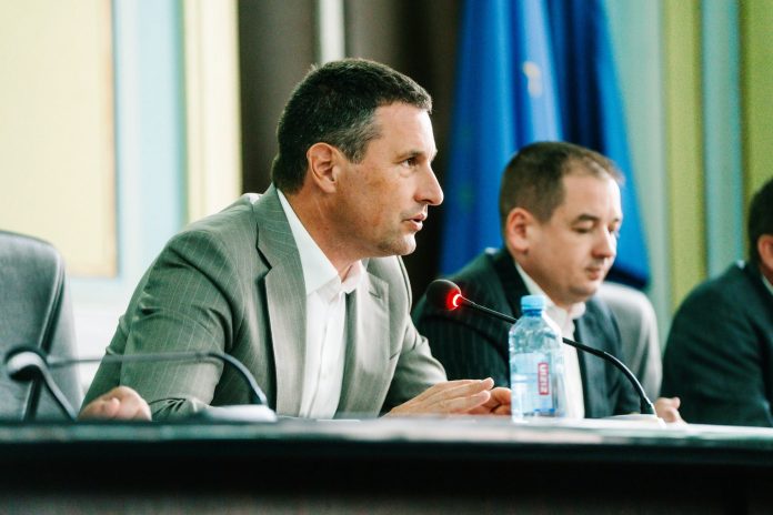 Ministrul interimar al Agriculturii Tanczos Barna vorbind la microfon despre deblocarea activității de export de ovine
