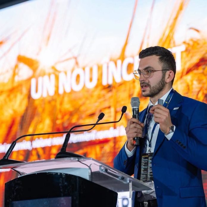 Matei Titianu, președintele LAPAR, vorbind la microfon pe scenă despre acordul UE Mercosur și agricultura românească