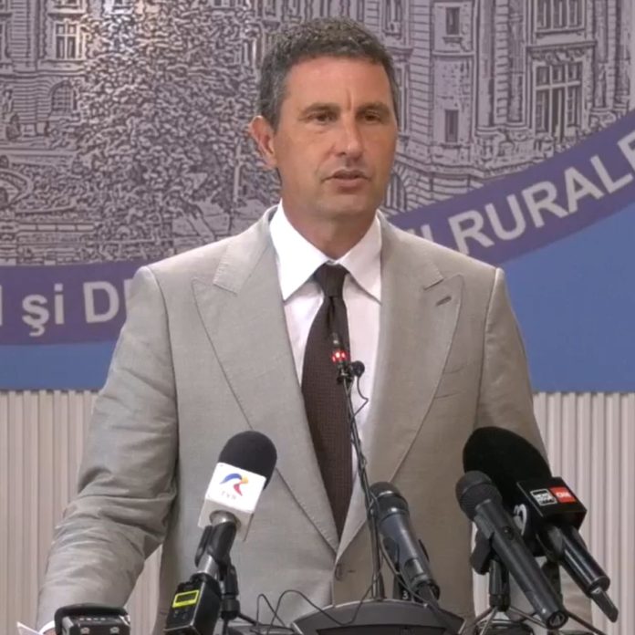 Ministrul interimar al Agriculturii, Tánczos Barna, susținând o conferință de presă despre fonduri europene pentru fermieri și calendarul AFIR.
