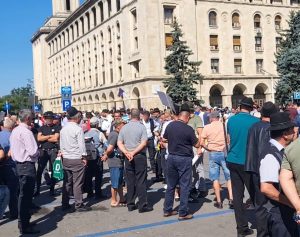 Protest ANSVSA cu crescători de animale adunați în fața sediului instituției