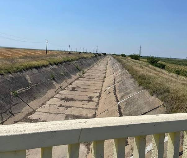 Tronson din Canalul Siret-Bărăgan construit din plăci de beton care traversează zonele arabile din regiune.
