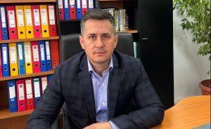 Romeo Șoldea director general al Autorității Naționale Fitosanitare în fața steagurilor oficiale