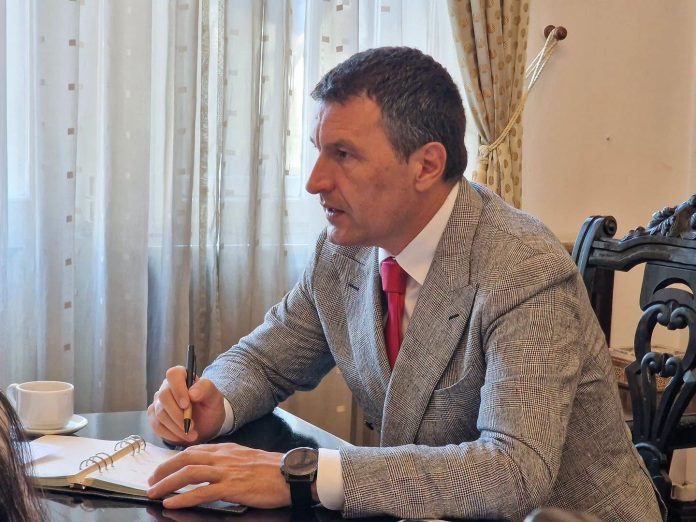 Ministrul Agriculturii analizând documentele pentru acordarea de subvenții APIA în sectorul zootehnic