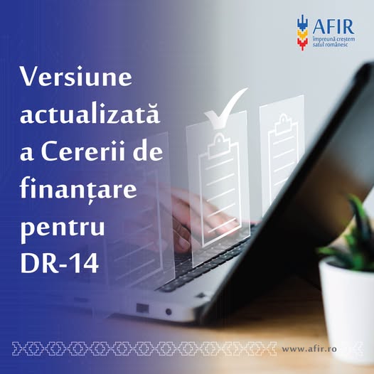 Mână care completează electronic versiunea actualizată a Cererii de finanțare pentru proiecte DR-14 publicată de AFIR