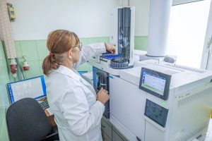 Specialiști efectuează analize ANF într-un laborator acreditat pentru determinarea calității pesticidelor și a reziduurilor.