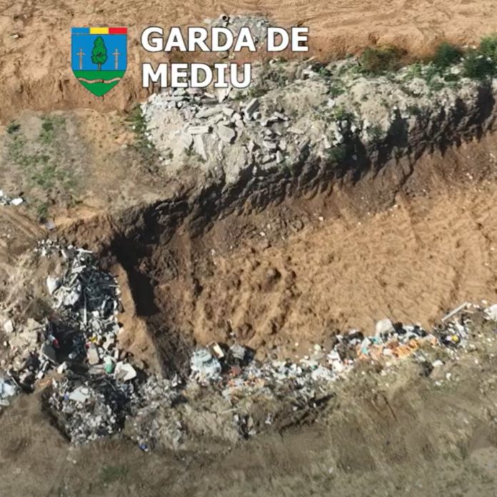 Deșeuri îngropate ilegal într-o groapă excavată pe un teren agricol din Argeș