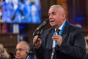 Europarlamentarul Daniel Buda, vicepreședinte al Comisiei pentru Agricultură, vorbind la microfon despre măsuri pentru deblocarea unor exporturi ovine din România