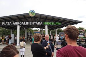 Primarul Dan Niță oferind declarații de presă în fața complexului piața Miroslava
