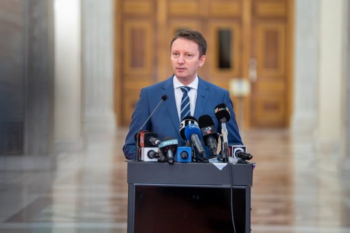 Premierul desemnat Siegfried Mureșan susținând o declarație de presă despre măsurile pentru agricultura românească prevăzute în noul program de guvernare