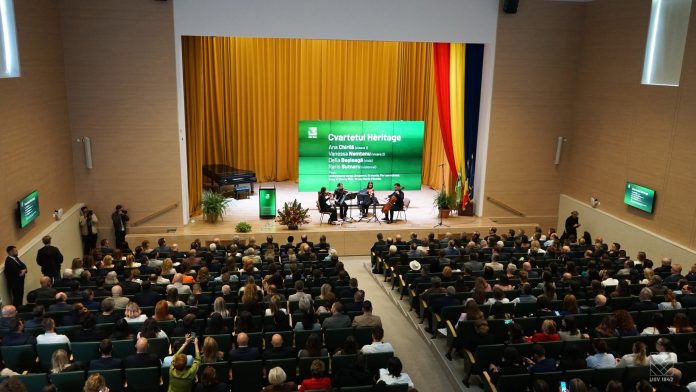 Aula Magna a USV Iași plină cu studenți și profesori în timpul festivității de deschidere a anului universitar