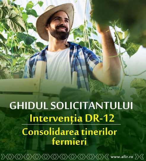 Tânăr fermier lucrând într-o seră, pe un afiș informativ al AFIR privind sprijinul financiar oferit prin intervenția DR 12