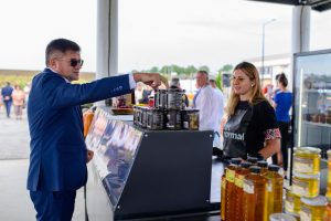 Costel Alexe examinând produsele locale expuse la tarabele din piața Miroslava