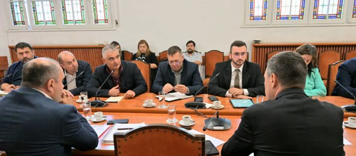 Reprezentanți ai asociațiilor de fermieri și oficiali guvernamentali la ședința privind exportul cerealelor prin Portul Constanța