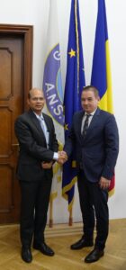 Președintele ANSVSA, Alexandru Bociu, și ambasadorul Indiei în România, Manoj Kumar Mohapatra, strângându-și mâinile în cadrul unei vizite oficiale.
