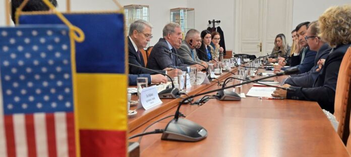 Oficiali români și americani la masa de discuții din cadrul reuniunii MADR pentru consolidarea cooperării agricole