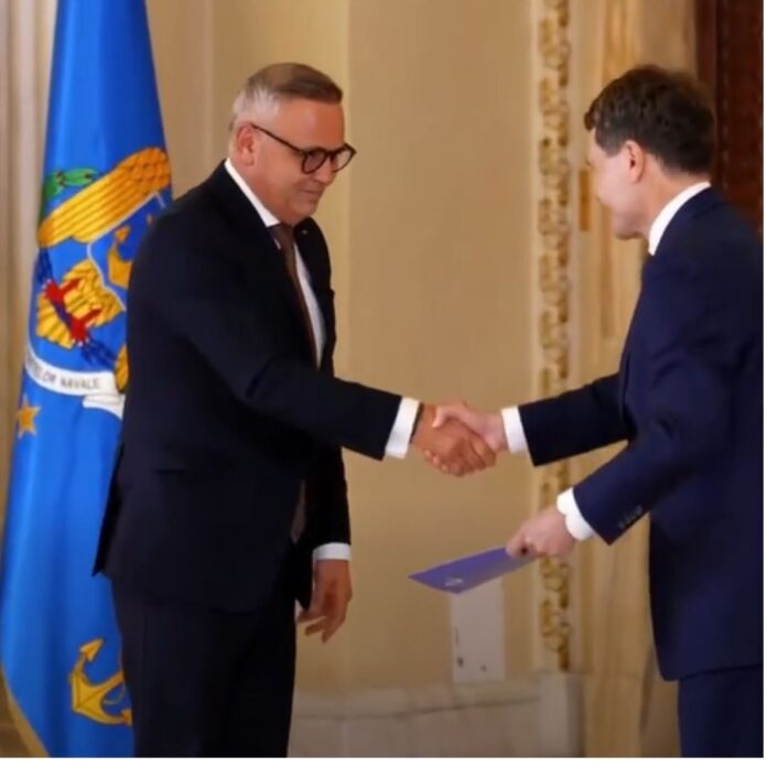 Florin Barbu, ministrul Agriculturii, în timpul unei ceremonii oficiale de investitură și preluare a mandatului guvernamental.