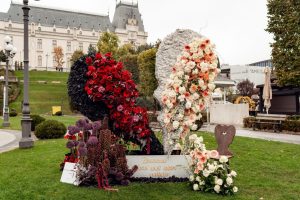 Aranjament floral artistic de mari dimensiuni cu trandafiri roșii și albi expus în Grădina Palas Iași la Florall.
