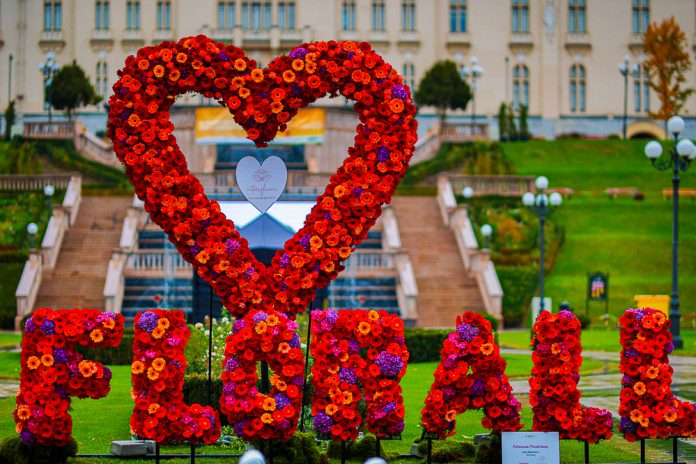 Litere mari din flori roșii formând cuvântul FLORALL și o inimă gigantă în Grădina Palas